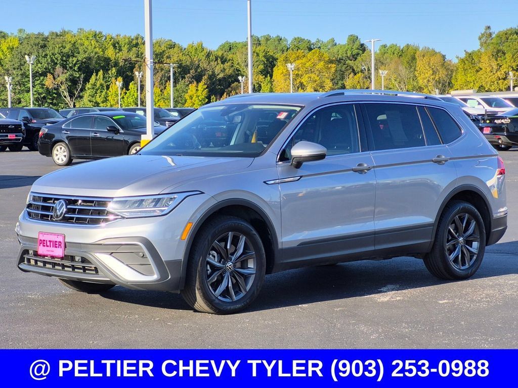 Used 2023 Volkswagen Tiguan SE w/ Panoramic Sunroof Package FWD image 3
