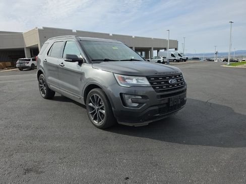 Used 2017 Ford Explorer XLT w/ Equipment Group 202A AWD/4WD image 8