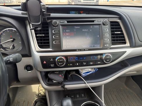 Used 2018 Toyota Highlander XLE AWD/4WD image 9