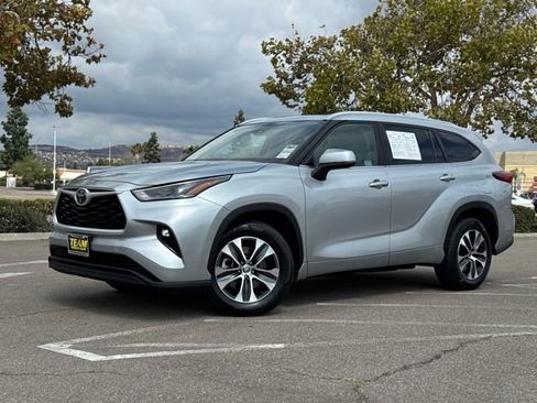 Used 2023 Toyota Highlander XLE image 3