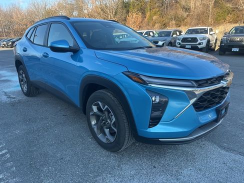 Used 2025 Chevrolet Trax LT image 3