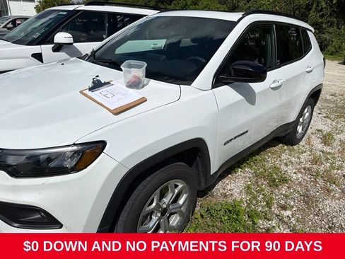 Used 2025 Jeep Compass Latitude w/ Sun & Sound Group AWD/4WD image 1