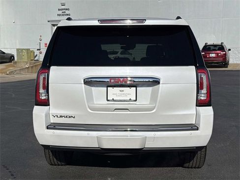 Used 2020 GMC Yukon Denali w/ Denali Premium Package image 3