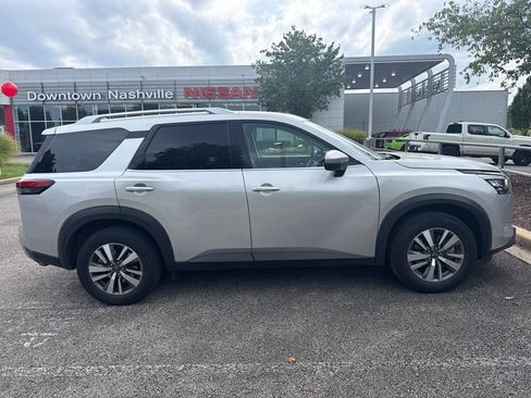 Used 2025 Nissan Pathfinder SL FWD image 2