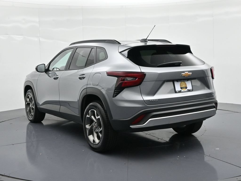 Used 2025 Chevrolet Trax LT FWD image 8