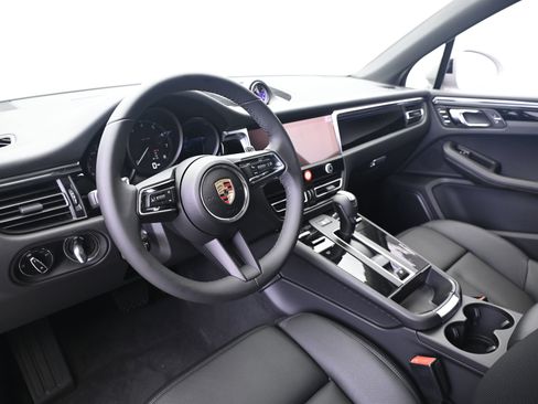 Certified 2025 Porsche Macan image 28