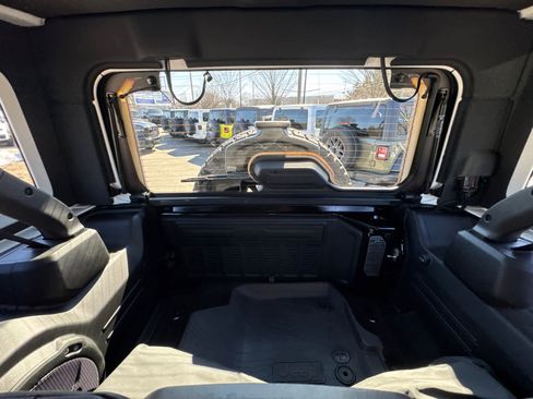 Used 2025 Jeep Wrangler Unlimited Rubicon image 32