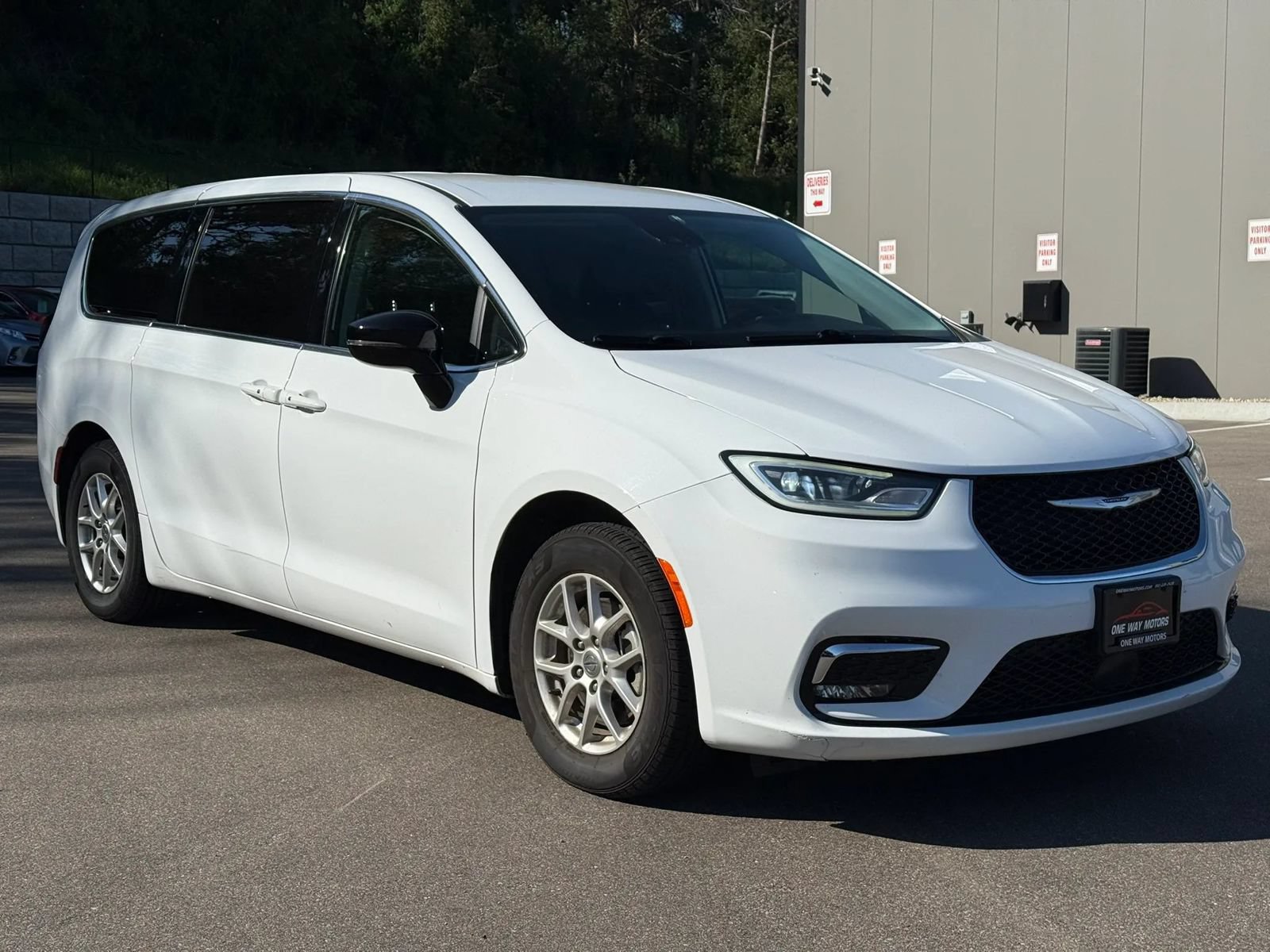 Used 2024 Chrysler Pacifica Touring-L FWD image 7