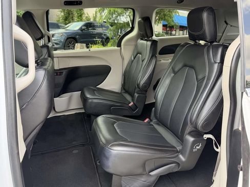 Used 2024 Chrysler Pacifica Touring-L FWD image 15