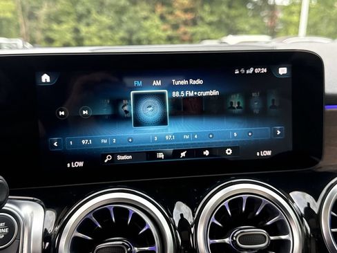 Used 2022 Mercedes-Benz GLB 250 4MATIC w/ Premium Package Lite image 12