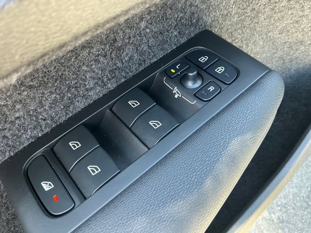 Used 2023 Volvo XC40 B5 Ultimate w/ Protection Package Premier AWD/4WD image 11