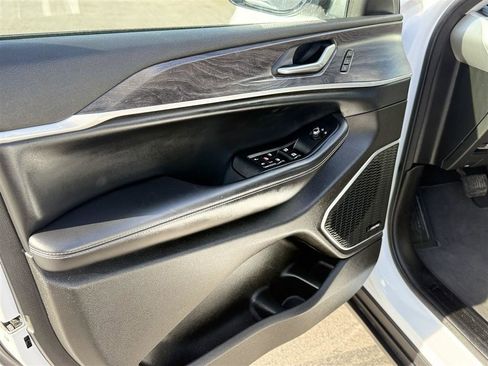 Used 2023 Jeep Grand Cherokee Limited w/ Black Appearance Package AWD/4WD image 19