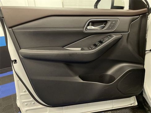 Used 2021 Nissan Rogue SL w/ Premium Package image 13