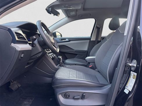 Certified 2023 Volkswagen Taos SE w/ Panoramic Sunroof Package image 9