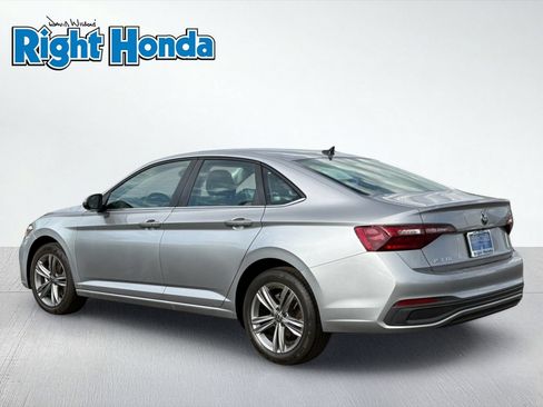 Used 2024 Volkswagen Jetta SE FWD image 4