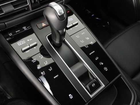 Certified 2026 Porsche Macan AWD/4WD image 18
