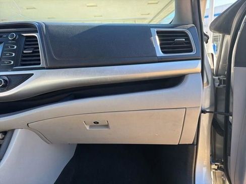 Used 2019 Toyota Highlander LE image 37