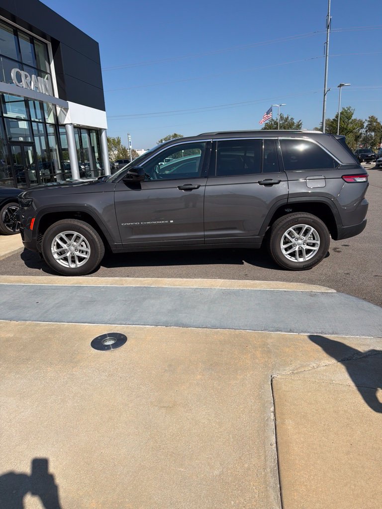 Used 2026 Jeep Grand Cherokee Laredo AWD/4WD image 2