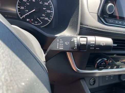 Used 2025 Nissan Rogue SV FWD image 34
