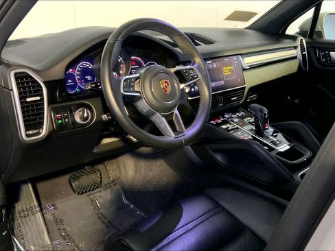 Used 2022 Porsche Cayenne Platinum Edition image 4