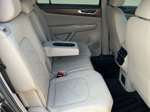 Used 2025 Volkswagen Atlas SE FWD image 17