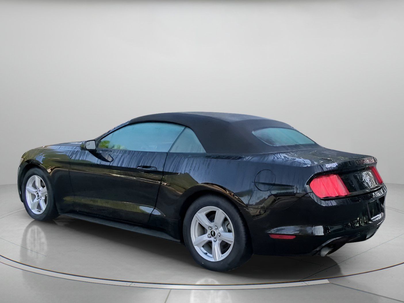 Used 2016 Ford Mustang Convertible RWD image 20