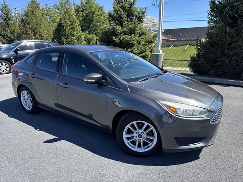 Used 2016 Ford Focus SE image 2