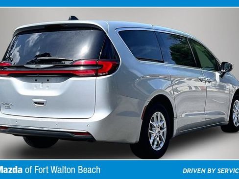 Used 2023 Chrysler Pacifica Touring-L FWD image 5