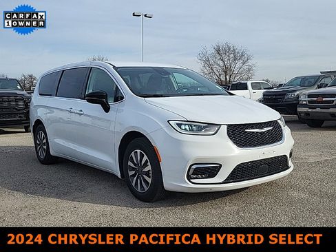 Used 2024 Chrysler Pacifica Select image 1