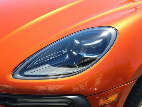 Certified 2023 Porsche Macan AWD/4WD image 35
