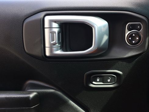 Used 2021 Jeep Wrangler Unlimited Islander image 24