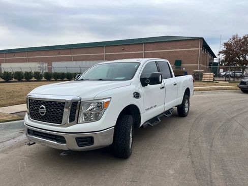 Used 2017 Nissan Titan SV image 3