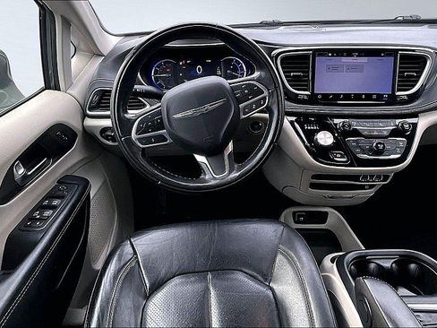 Used 2022 Chrysler Pacifica Touring-L w/ Uconnect Theater Family Group FWD image 18