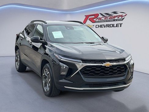 Used 2025 Chevrolet Trax LT FWD image 7