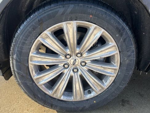 Used 2023 Ford Explorer Limited image 5