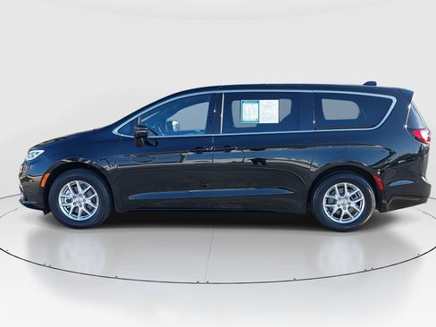 Used 2025 Chrysler Pacifica Select image 8