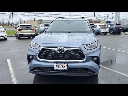 Used 2023 Toyota Highlander XLE image 3