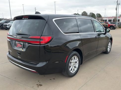 Used 2025 Chrysler Pacifica Select image 9
