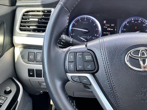 Used 2019 Toyota Highlander XLE image 23