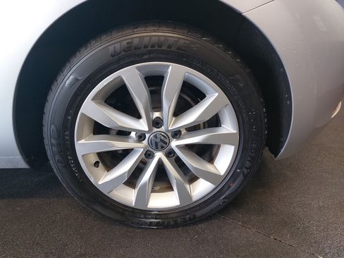Used 2013 Volkswagen Beetle TDI FWD image 32