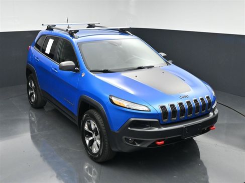 Used 2018 Jeep Cherokee Trailhawk w/ Cold Weather Group AWD/4WD image 23