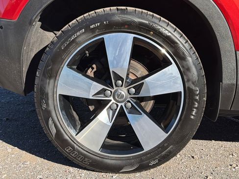 Used 2019 Volvo XC40 T5 Momentum image 28