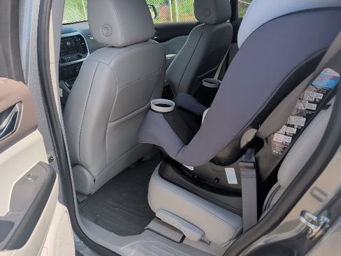 Used 2021 GMC Acadia SLT w/ Technology Package FWD image 17