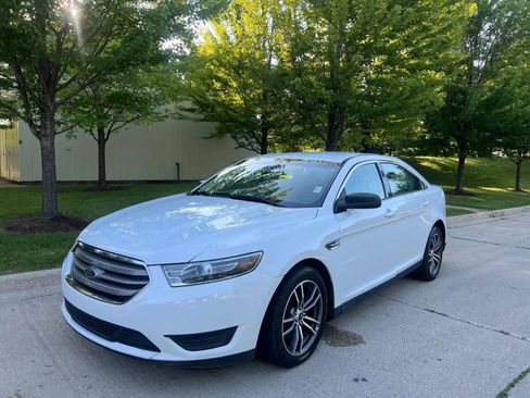 Used 2018 Ford Taurus SE image 15