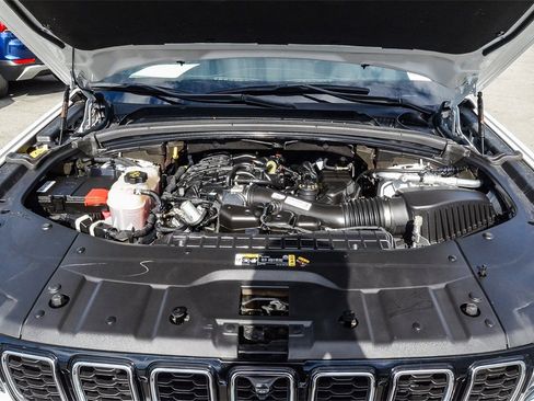 Used 2023 Jeep Grand Cherokee Limited w/ Luxury Tech Group II image 26