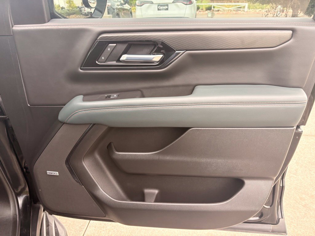 Used 2025 GMC Yukon AT4 AWD/4WD image 32