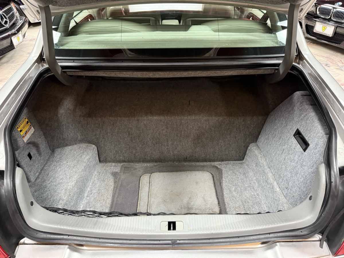 Used 2003 Lincoln Town Car Executive RWD image 30