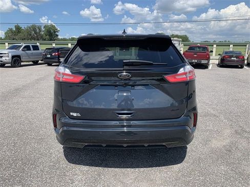 Certified 2024 Ford Edge SE w/ Black Appearance Package image 5