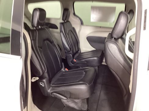 Used 2024 Chrysler Pacifica Touring-L FWD image 36
