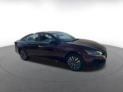 Used 2025 Nissan Altima 2.5 SV image 2